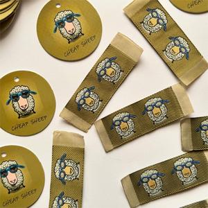 Etichetta Tessuta Personalizzata con Logo Cucito per Abbigliamento e Prodotti Tessili - Product Image 6