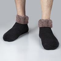 Vente en gros de chaussettes décontractées doublées en polaire épaisse pour hommes pour l'hiver pantoufles respirantes et antibactériennes pour la maison avec fonction antidérapante