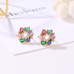 महिलाओं के स्टेनलेस स्टील गुलाब के सोने के पीतल के बालियां बारीक इंद्रधनुष रंग के फूल डिजाइन के साथ सुंदर रंग फूल डिजाइन - Product Image 4