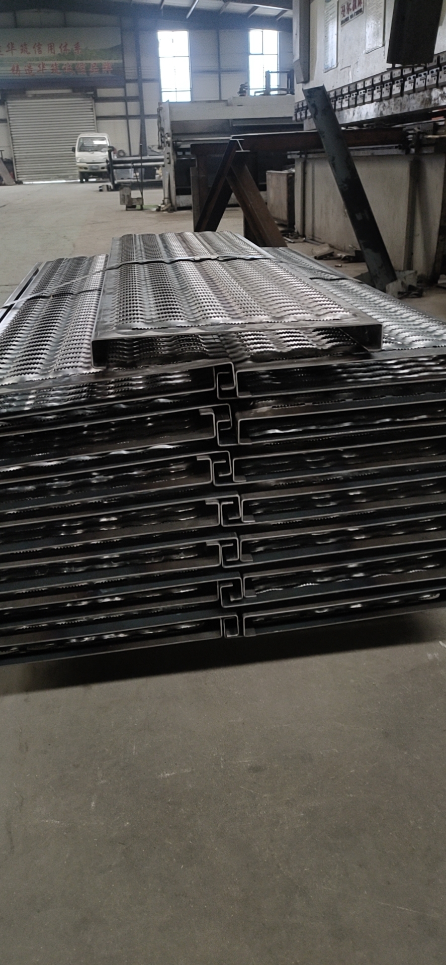 11GA Walkway Galvanized Steel Zinc Coated Perforated Grip Strut grating