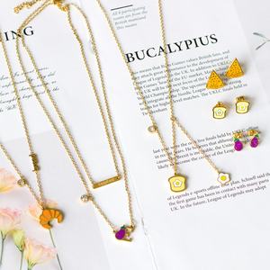 Boucles d'oreilles de haute qualité, modèle C, bijoux créoles, boucles d'oreilles clous plaquées or 18 carats - Product Image 4