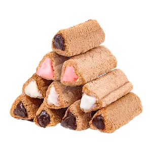 Biscotti croccanti al triangolo al gusto di cioccolato e cioccolato alla fragola cibo per il tempo libero