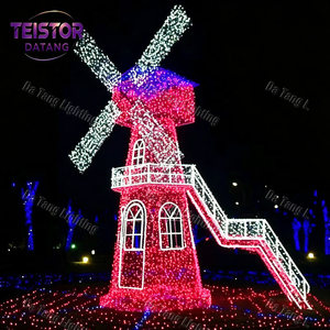 Lanterne de Noël d'inspiration vintage avec détails décoratifs classiques pour les paysages de fêtes - Product Image 5