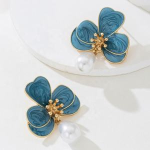 Pendientes de Acero Inoxidable Chapados en Oro con Diseño de Flor Blanca Irregular, Elegantes y Delicados para Mujer, Ideales para Fiestas - Product Image 5