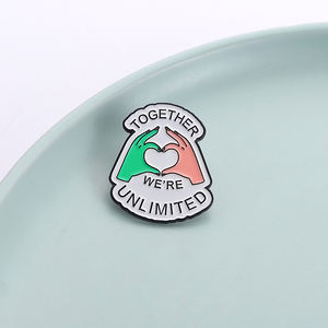 Alfileres de esmalte inspirados en la película, broches de corazón verde rosa, insignia, Pin de solapa, accesorios de ropa, joyería divertida, regalos para fanáticos - Product Image 1