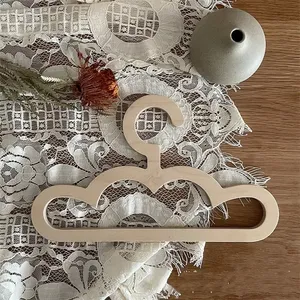 Porte-manteau mural en bois de style nordique INS de qualité supérieure avec crochets antidérapants pour bébé - Product Image 1