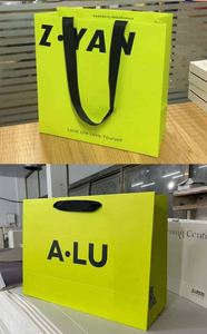 Sacs en papier blancs de luxe personnalisés avec logo imprimé pour la vente en gros, sacs cadeaux pour boutiques de détail avec votre propre logo - Product Image 2