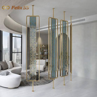 Cloison en verre avec structure en acier inoxydable, écran décoratif personnalisé pour le design des bureaux, des hôtels et des halls d'entrée
