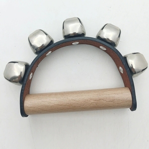 Clochette à main en cuir avec manche en bois, 5 clochettes métalliques, instrument de percussion Orff courbé pour enfants, vente en gros - Product Image 4