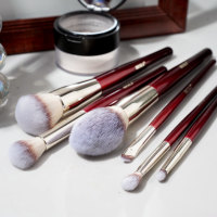 Ensemble de pinceaux de maquillage de voyage vegan de luxe personnalisé, manche en bois rouge bordeaux, kit de pinceaux de maquillage dorés personnalisés, marque privée