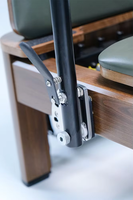 Lit de Pilates Reformer en alliage d'aluminium style classique grain de bois, capacité 300 kg, barre de repose-pieds à 5 niveaux, pour studio