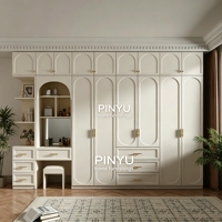Armoire murale complète en bois composite résistant à l'humidité, avec garnitures en laiton vintage, étagère latérale ouverte et miroir