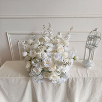 Centerpiece Bunga Artifisial Putih Elegan dengan Dudukan Emas Rose, Ideal untuk Pernikahan & Acara. Bunga-Bunga yang Dapat Digunakan Kembali dan Terlihat Realistis