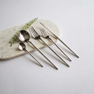 Cubiertos de lujo, cubiertos minimalistas, vajilla premium, utensilios de comedor elegantes, tenedor para ensalada, tenedor para carne, cuchara. - Product Image 1