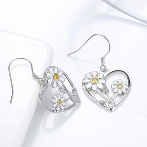 Orecchini Pendenti a Cuore con Margherite per Donne, Design Floreale, Accessori per Orecchie da Indossare Quotidianamente - Product Image 6