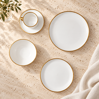 Lot de 32 pièces de vaisselle de luxe en porcelaine à bord doré, assiettes en céramique blanches en gros pour hôtels 5 étoiles et restaurants
