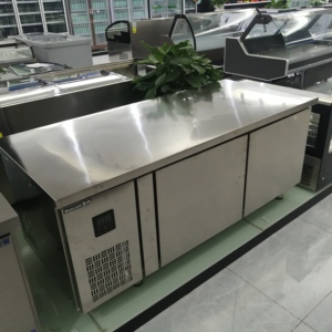 Table de présentation réfrigérée commerciale en acier inoxydable à température unique avec refroidissement direct par air, grande capacité - Product Image 5