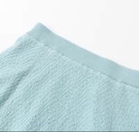 Ensemble deux pièces élégant en maille jacquard ajourée pour femme : Haut à col en V avec volants et péplum, et jupe midi évasée en maille coupe trapèze