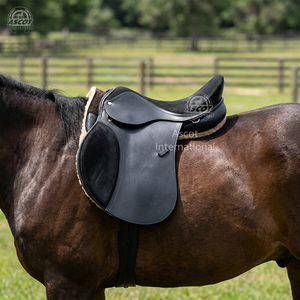 Sillín inglés con logotipo personalizado Premium para caballos de doma, venta al por mayor, cuero marrón negro con características de resistencia - Product Image 1