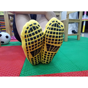 Bettaplay Chaussettes de parc de <span class=keywords><strong>trampoline</strong></span> antidérapantes d'intérieur personnalisées Chaussettes antidérapantes pour l'utilisation du parc de <span class=keywords><strong>trampoline</strong></span> - Product Image 1