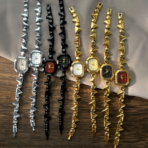 นาฬิกาข้อมือผู้หญิงสไตล์เมทัลลิก หน้าปัดทรงแปดเหลี่ยมแบบไม่สมมาตร ดีไซน์วินเทจ สายแบบกำไล - Product Image 5