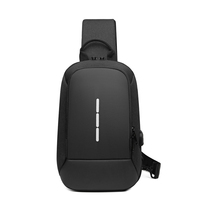 Sac bandoulière homme imperméable OEM avec bandes texturées, ports USB, multiples poches, résistant à l'eau, luminescent dans le noir, sac de poitrine pour homme