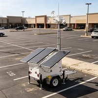 Remorque de surveillance solaire autonome avec mât de câblage interne et touche pliable pour un déploiement rapide