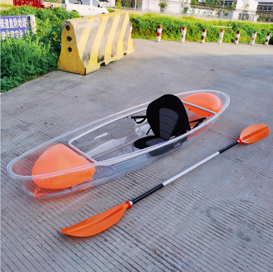 Siège de bateau de luxe orange en tissu avec airbag et pagaie.