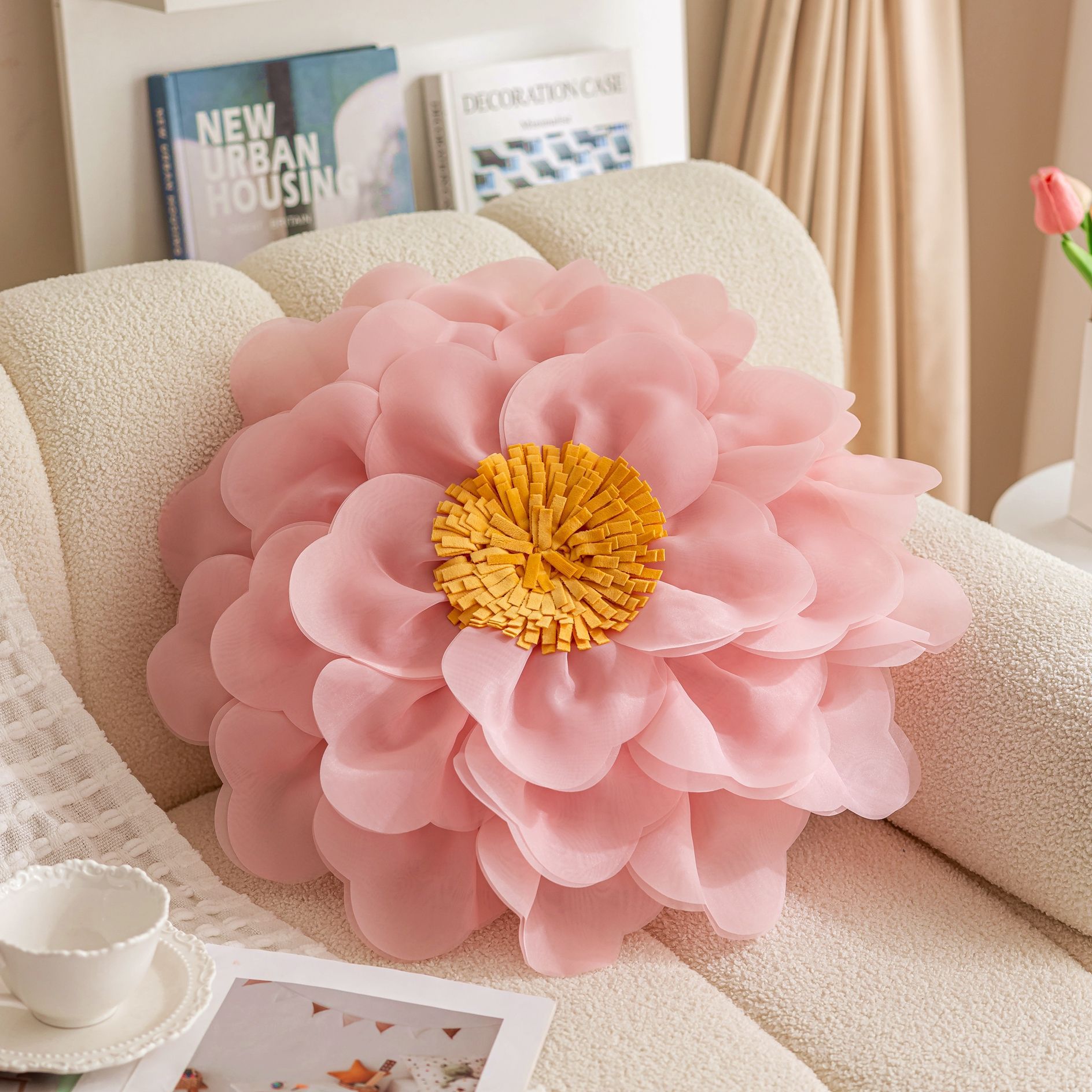 Flor de gasa rosa pálido con estambres amarillos.