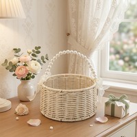 Waterdichte moderne ecovriendelijke cadeauset van plastic, handgeweven parelhandtas, groene planten- en fruitmanden met hangende handvatten.