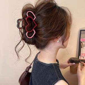 Accessoires pour cheveux pour femmes et filles, nouveau style, pince à cheveux en forme de requin bicolore, pince en plastique creuse en forme de cœur - Vente en gros - Product Image 1