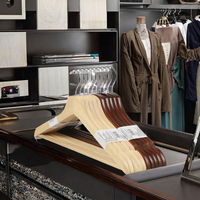 Porte-vêtements en bois de hêtre personnalisable de luxe Cintres en bois de haute qualité Tout tissu peu encombrant pour l'extérieur Manteau moderne Chapeau