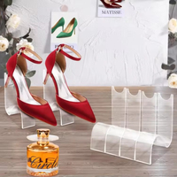 Rak Display Sepatu Akrilik Transparan Bergelombang Custom Pabrik, Multi-Slot, Penyangga Sepatu Hak Tinggi untuk Pameran Ritel Sepatu