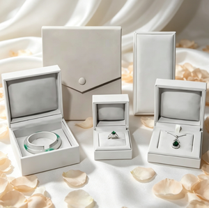 Boîte à bijoux de luxe en microfibre blanche, personnalisable avec impression, pour ranger bagues, colliers et bracelets, idéale pour fiançailles et mariage - Product Image 3