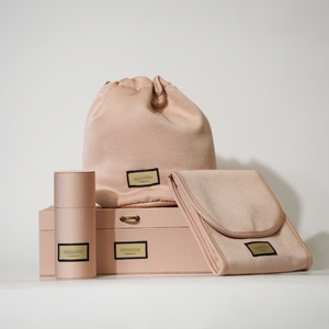 Giá Tốt Unisex Có Thể Gập Lại Khăn Giày T-Shirt Lưu Trữ Hộp Và Túi Thời Trang Vỏ Sò Cứng Bìa Trang Điểm Túi - Product Image 1