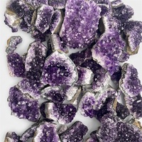Groupe de cristaux d'améthyste naturelle violet foncé, géode, spécimen de quartz drusy étincelant pour la décoration intérieure, la méditation et les cadeaux en gros