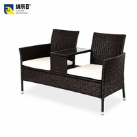 Banc double d'extérieur avec table centrale en verre et structure en osier