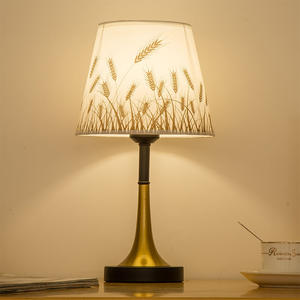 Lampe de table LED simple et personnalisée pour chambre à coucher, hôtels et maisons d'hôtes, à intensité variable avec télécommande, lumière chaude pour l'alimentation des bébés - Product Image 1