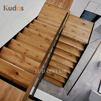 Escalier droit moderne à double limon avec garde-corps en verre et marches en bois massif pour maison villa hôtel
