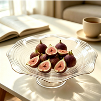 Plateau à fruits en verre transparent sur piédestal, bord doré ondulé et texture ondulée, support à gâteau de luxe pour mariage, fête, décoration de table à la maison