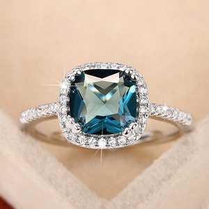 Anello da Donna Stile Vintage Reale con Tanzanite Quadrata Blu e Zirconia Cubica, Gioiello alla Moda - Product Image 1