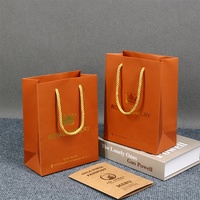 Sacs cadeaux en papier personnalisés de luxe en gros avec ruban et logo doré pour boutiques de vêtements et emballages cosmétiques