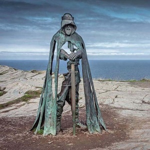 Statue de bronze d'homme creux grandeur nature, guerrier à capuche debout avec une épée, statue du roi <span class=keywords><strong>Arthur</strong></span> - Product Image 1