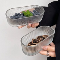 Minimalistische ovale glazen schaal, huishoudelijke snackbord, snackplateau, fruit- en groenteschaal, creatief dessert- en saladebord, effen patroon.