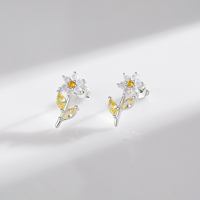 Anting-anting tusuk berkilau modis, perhiasan halus perak sterling 925, bunga sederhana opal kristal elegan untuk wanita