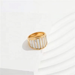 เครื่องประดับสั่งทำระดับไฮเอนด์ แหวนวงใหญ่เคลือบทอง 18K PVD ดีไซน์เปลือกหอย วัสดุสแตนเลสสำหรับผู้หญิง ไม่หมองคล้ำ - Product Image 3