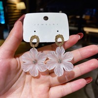 Boucles d'oreilles pendantes transparentes blanches en forme de fleur pour femmes, mode printemps-été, zircon plaqué or, boucles d'oreilles douces pour femmes