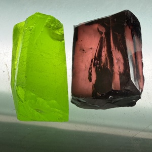 Zircone cubique vert pomme, matériau de pierres précieuses non taillées pour la découpe de pierres précieuses - Product Image 2