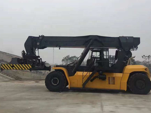 รถยกตู้คอนเทนเนอร์แบบ Reach Stacker รุ่น CLG2450 ขนาด 45 ตัน สำหรับการขนถ่ายตู้คอนเทนเนอร์ในท่าเรือ - เครื่องจักรคุณภาพสูงจากโรงงานจีน CLG2450 CLG2450 Reach Stacker - Product Image 3