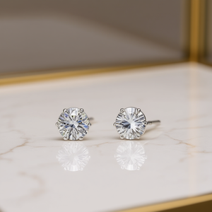 Orecchini a lobo classici in argento 925 con cristallo rotondo da 10 mm e montatura a griffe per l'uso quotidiano da donna - Product Image 2